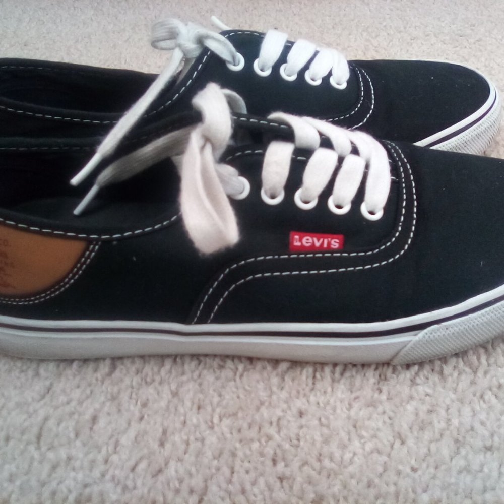 Levi's Black Sneakers Size 8 Men/9.5 Women